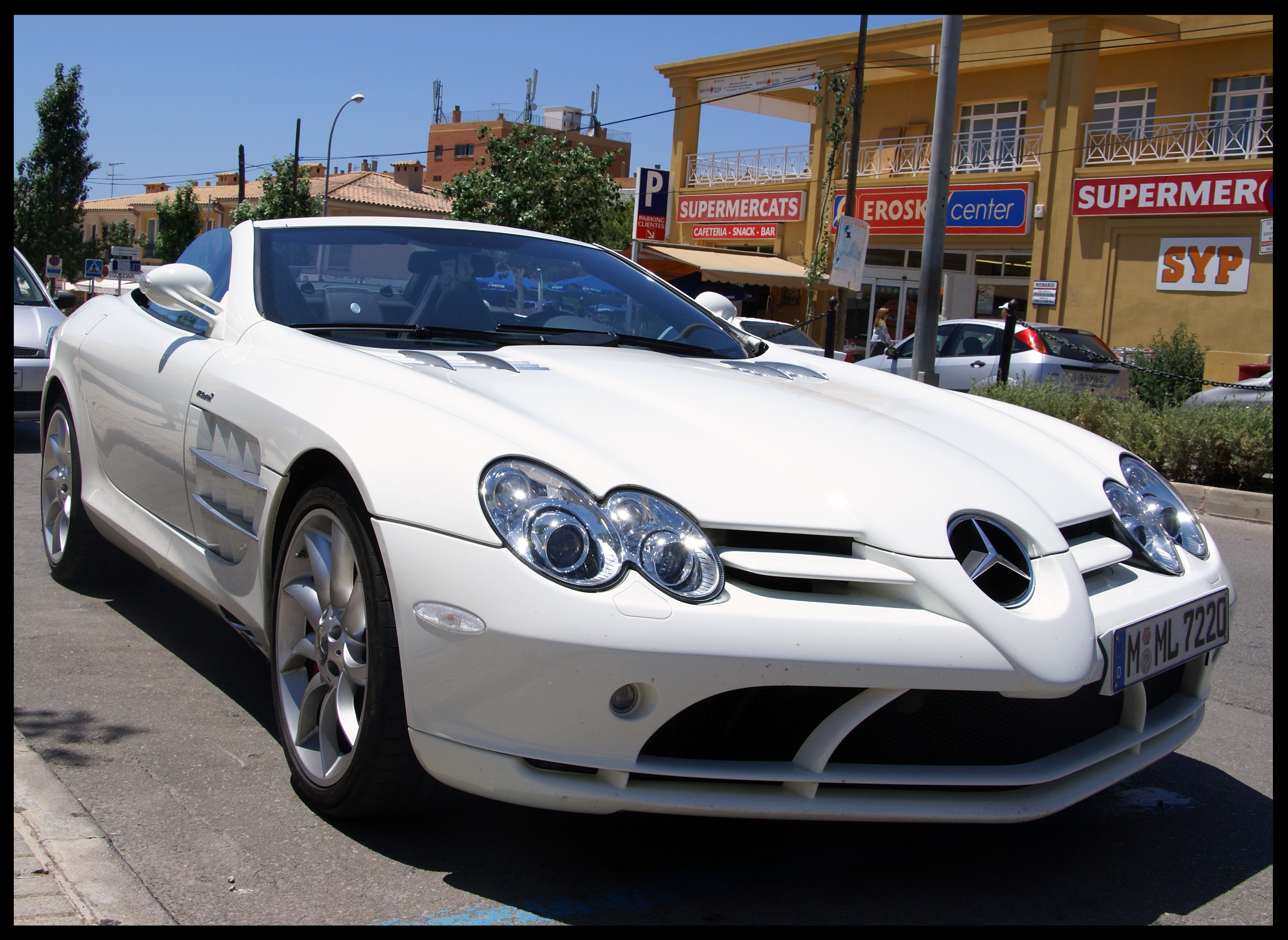 White_SLR_McLaren_Roadster_by_C0LL1.jpg