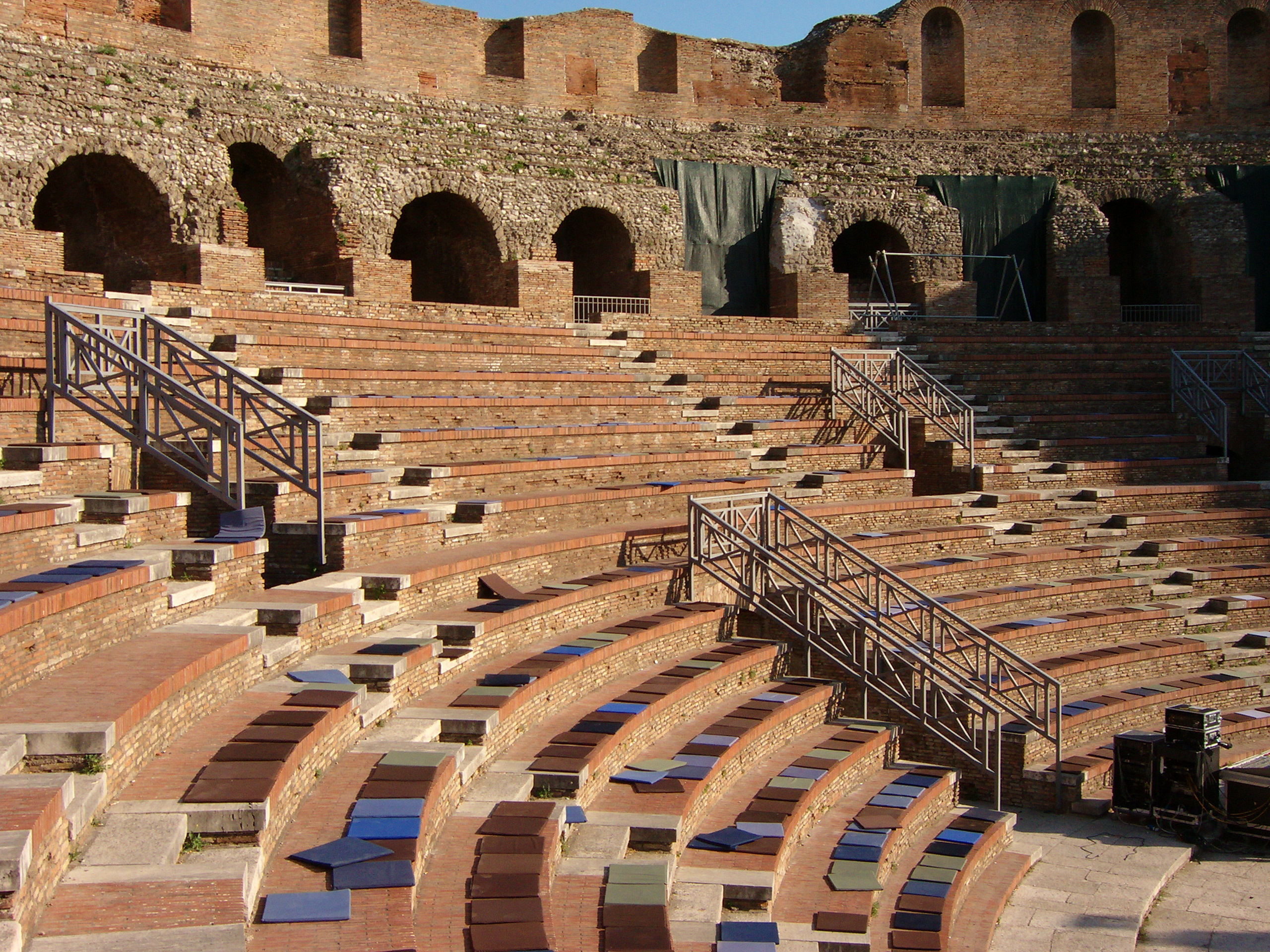 Benevento-Teatro_Romano.jpg