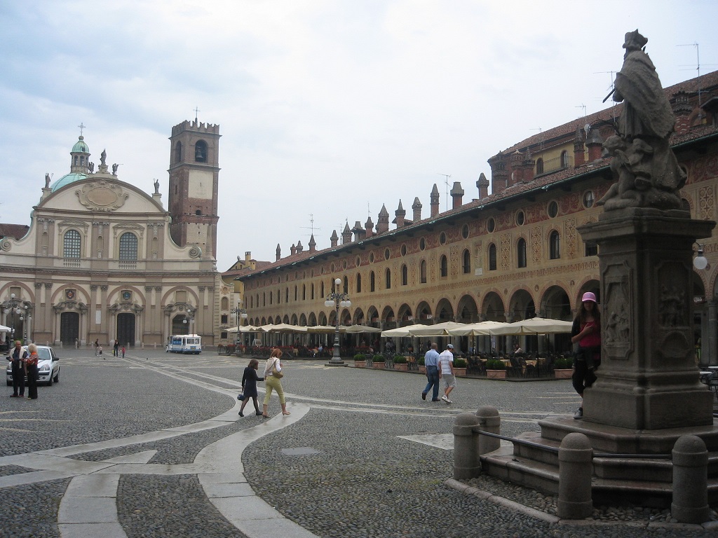 Vigevano_piazza_ducale_1.jpg