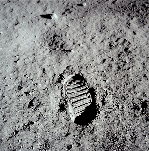 594px-Apollo_11_bootprint.jpg