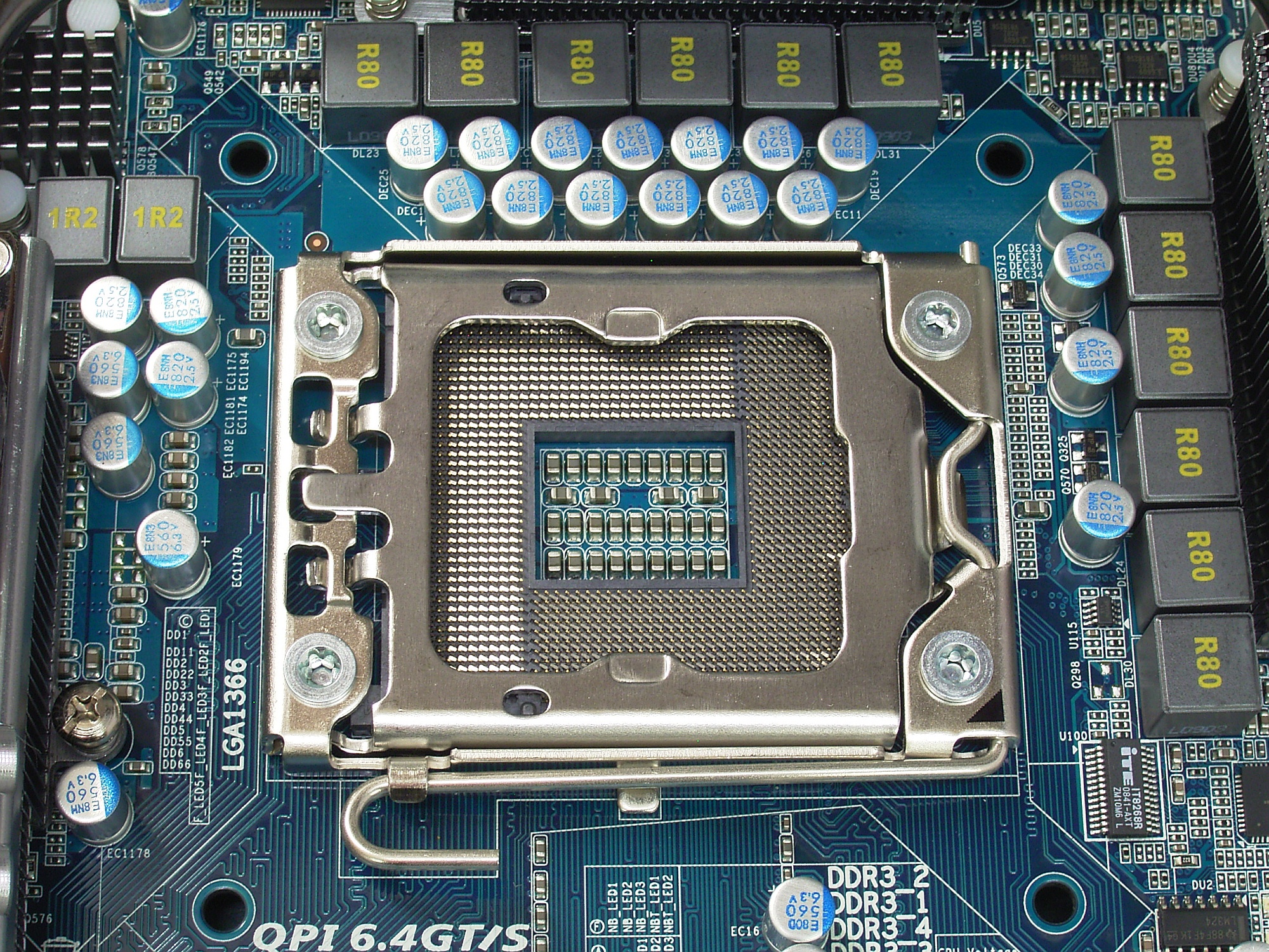Socket_LGA_1366_closed_R7309465_wp.jpg